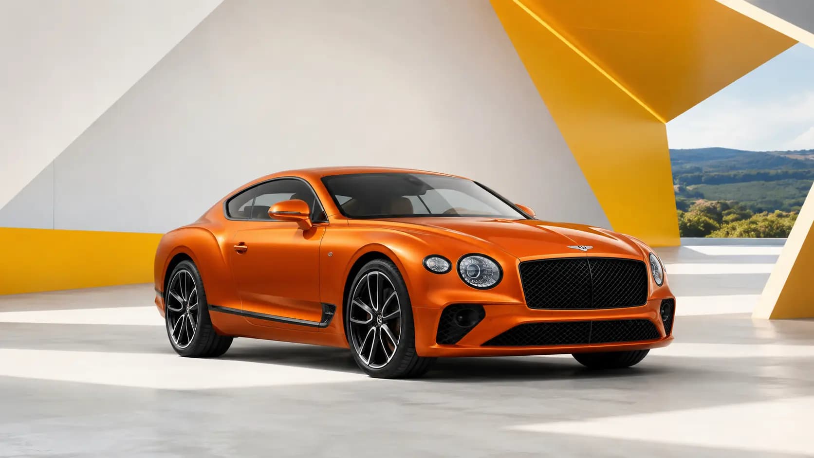 Bentley Continental GT auf einer landschaftlich reizvollen Straße in Luxemburg