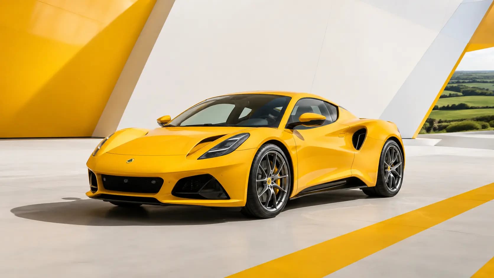 Lotus Emira auf einer landschaftlich reizvollen Straße in Luxemburg