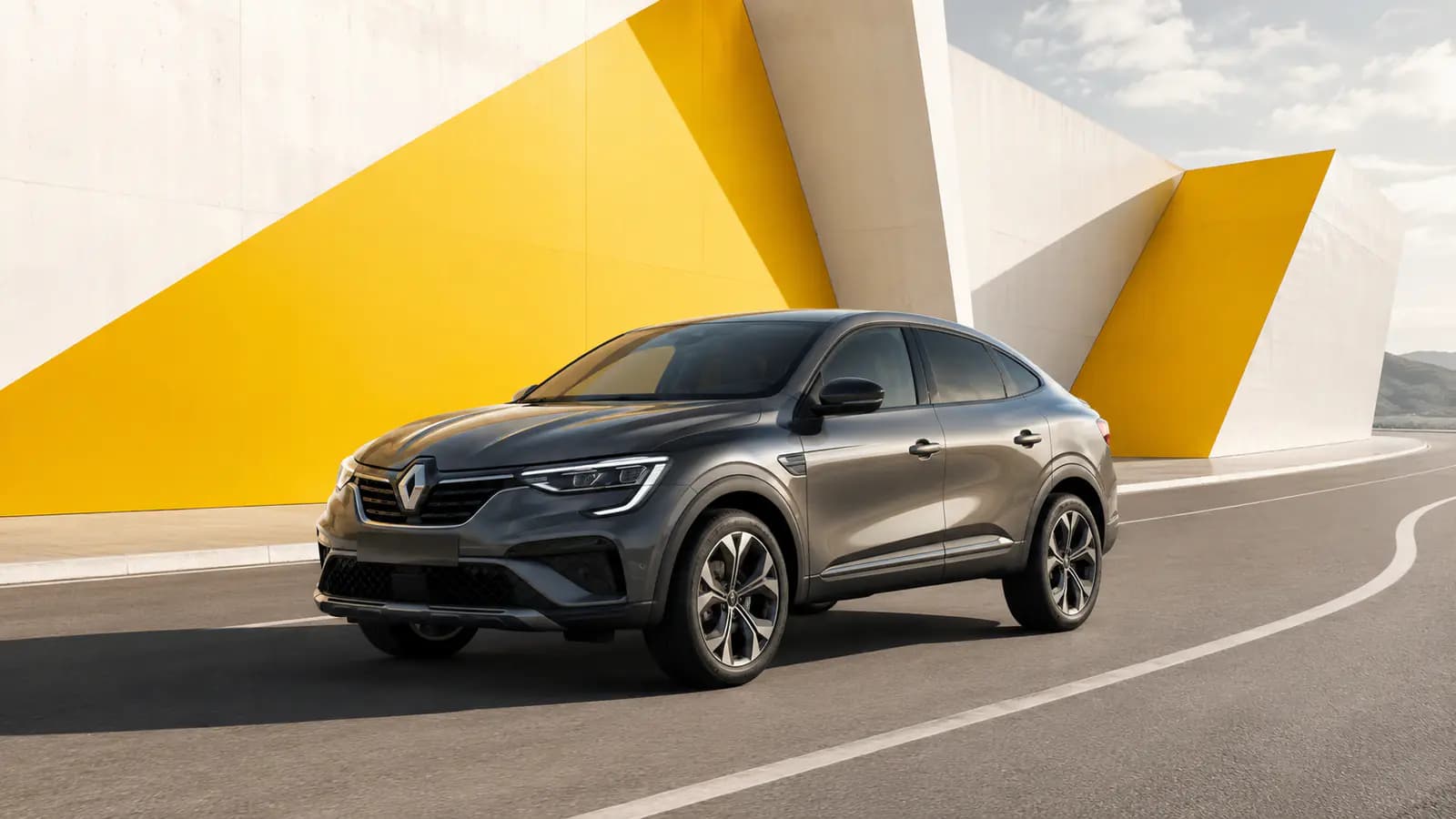 Renault Arkana a circular numa estrada panorâmica no Luxemburgo