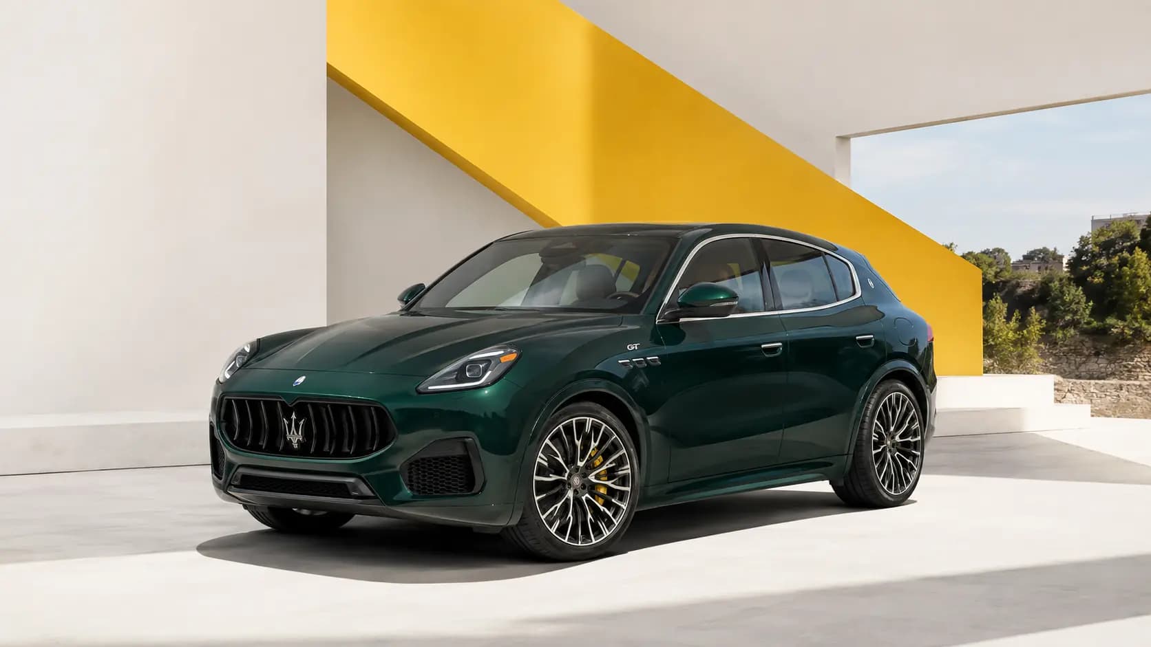 Maserati Grecale auf einer landschaftlich reizvollen Straße in Luxemburg
