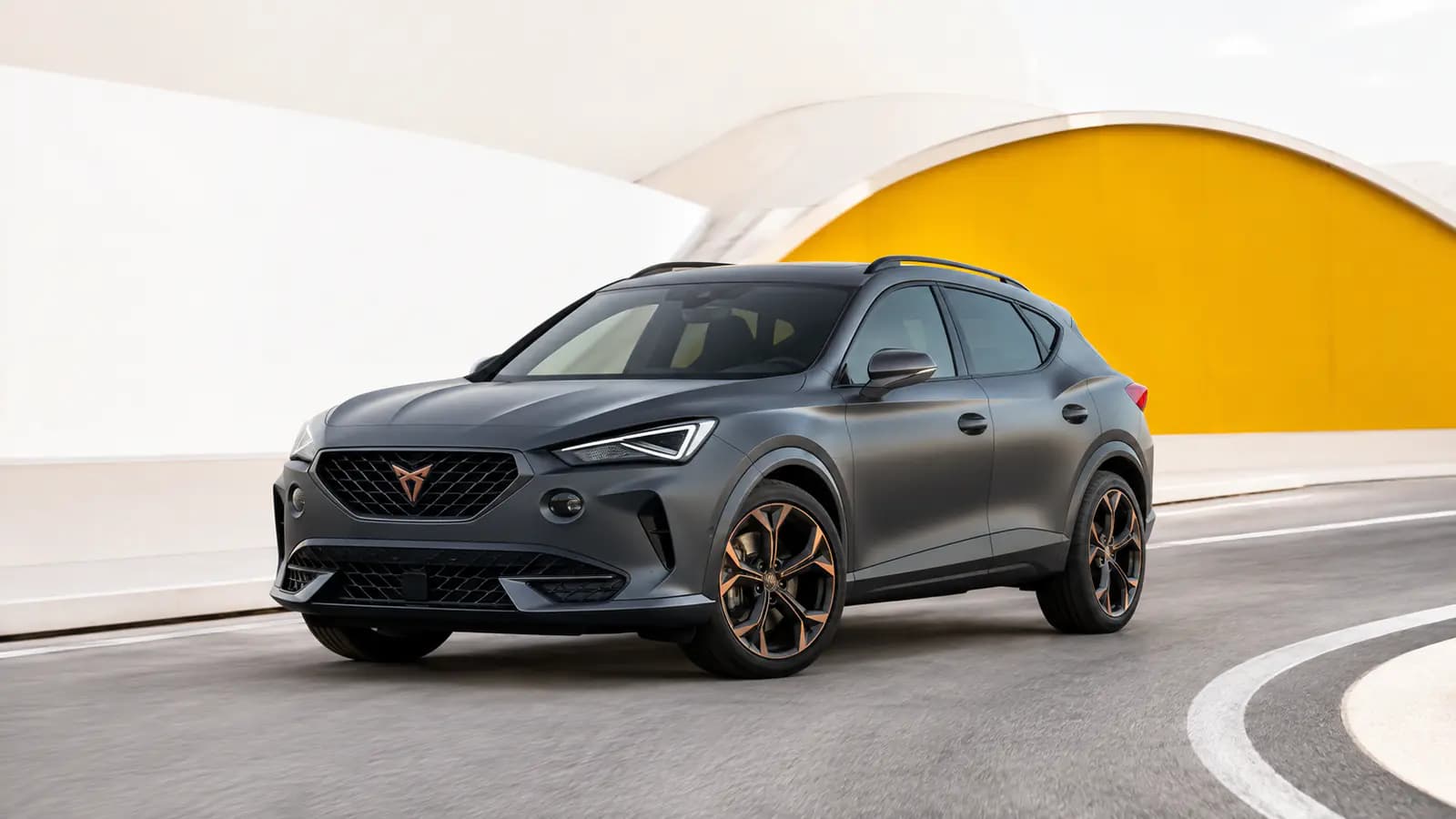 Cupra Formentor auf einer landschaftlich reizvollen Straße in Luxemburg