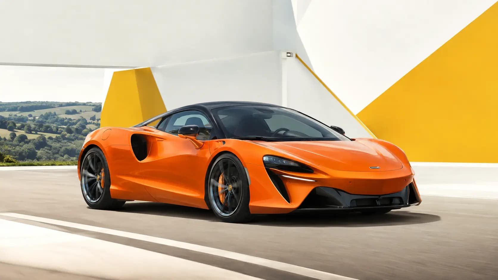 McLaren Artura auf einer landschaftlich reizvollen Straße in Luxemburg