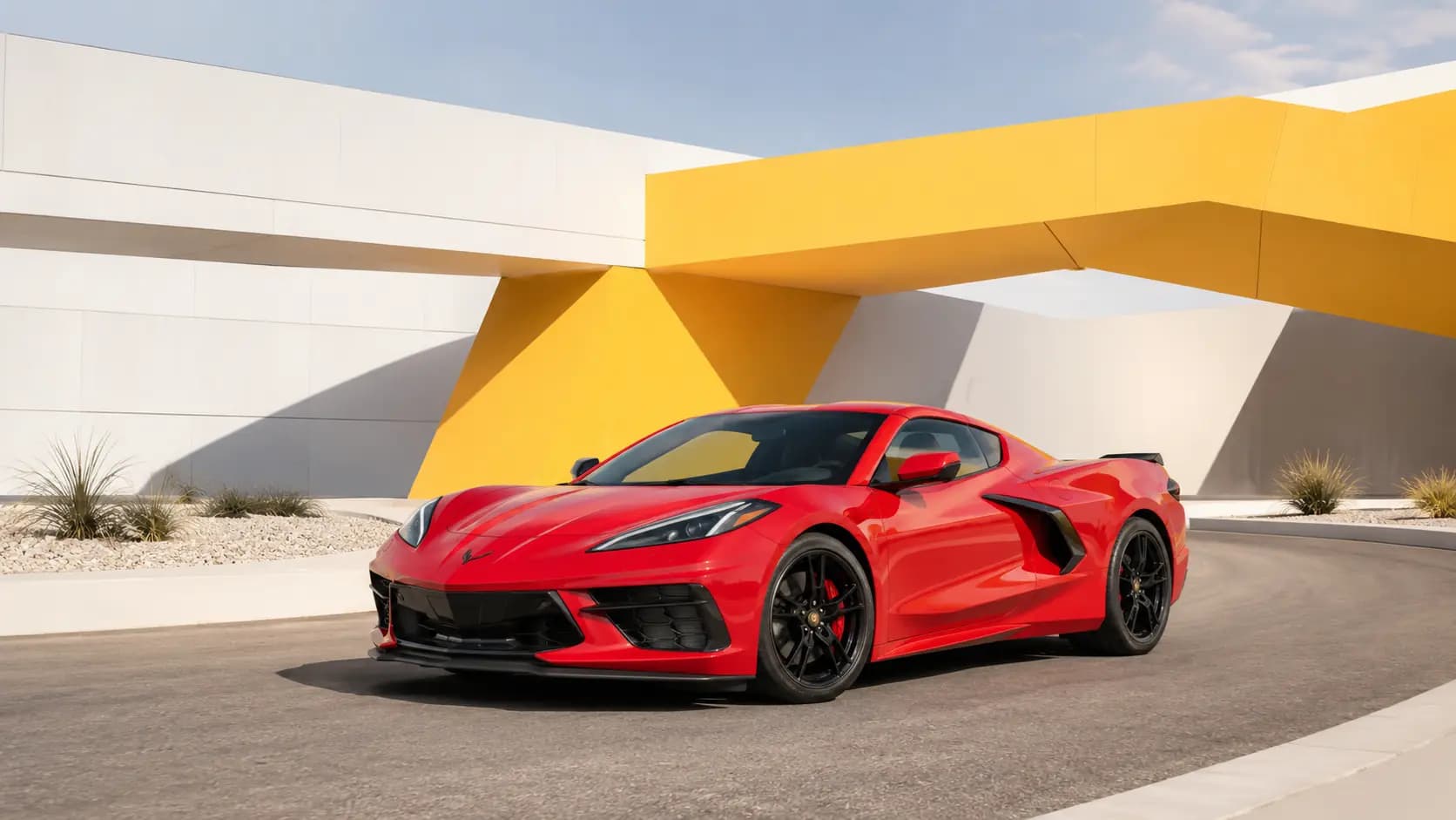 Chevrolet Corvette auf einer landschaftlich reizvollen Straße in Luxemburg