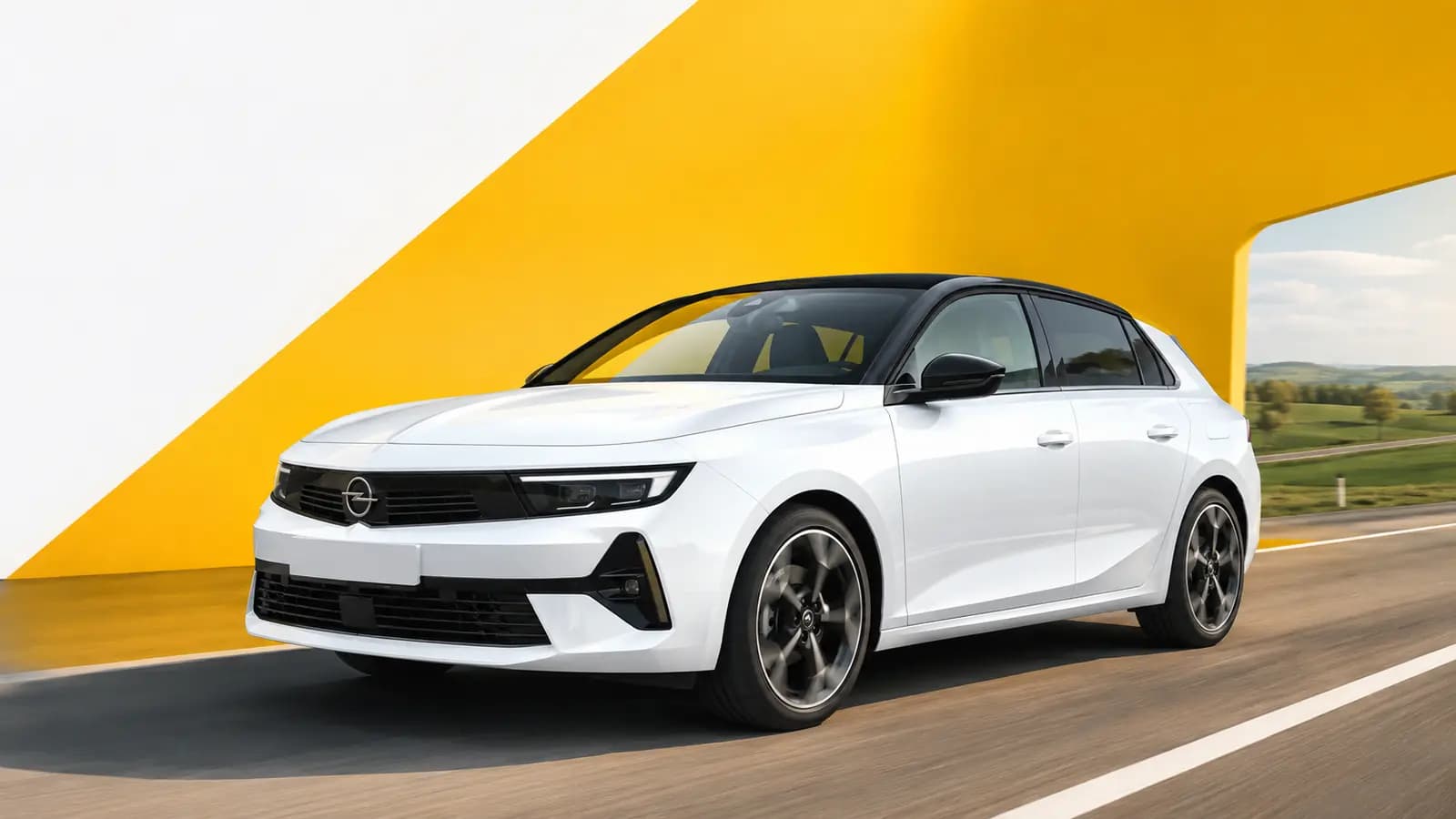 Opel parcourant la campagne luxembourgeoise