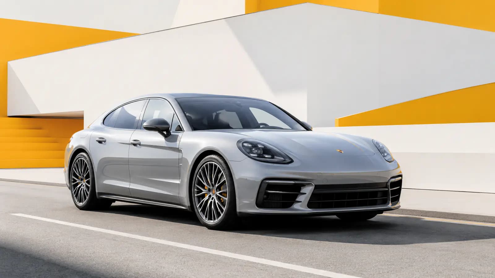 Porsche Panamera roulant sur une route panoramique au Luxembourg