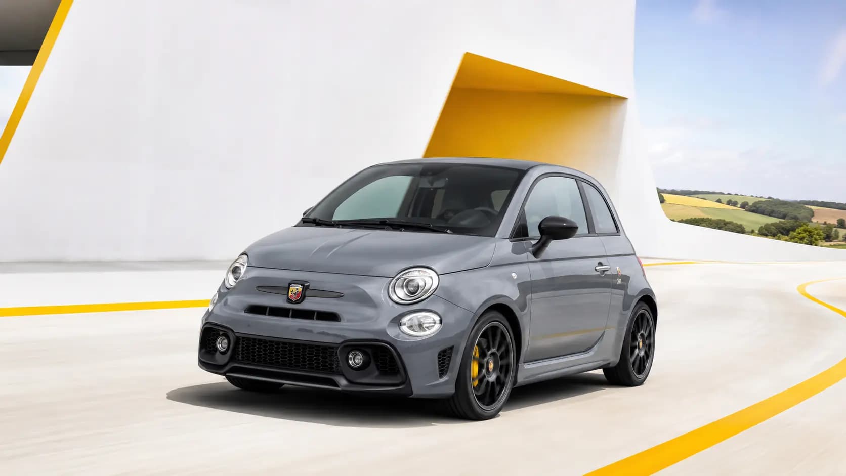 Abarth 595 auf einer landschaftlich reizvollen Straße in Luxemburg