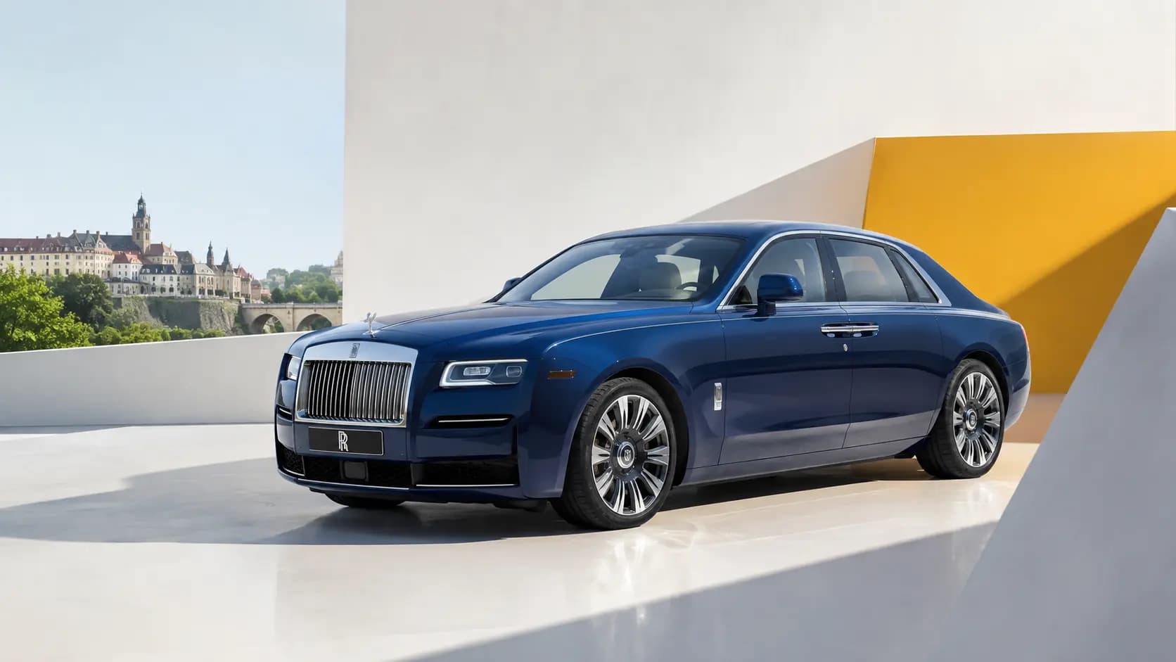 Rolls-Royce Ghost auf einer landschaftlich reizvollen Straße in Luxemburg