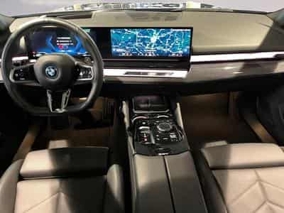 BMW 530 530e xDrive Touring M Sport (2025) - Photo 7