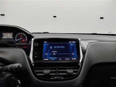 Peugeot 208 1.2i PureTech Signature CARPLAY / PDC (2019) - Photo 11