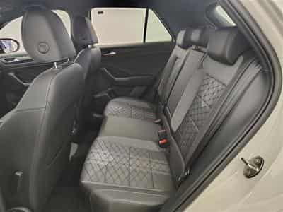 VW T-Roc 1.0 TSI 110cv R-Line CARPLAY / FULL LED / PDC AV+AR / JA 17" (2024) - Foto 13