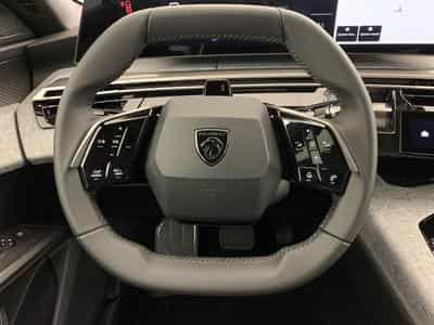 Peugeot 5008 Hybrid 145 e-DCS6 Allure (2026) - Photo 14