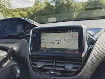 Peugeot 208 GT-LINE (2017) - Photo 8