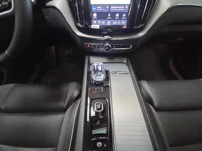 Volvo XC60 B5 AWD Ultra Dark / Essence (2025) - Photo 11
