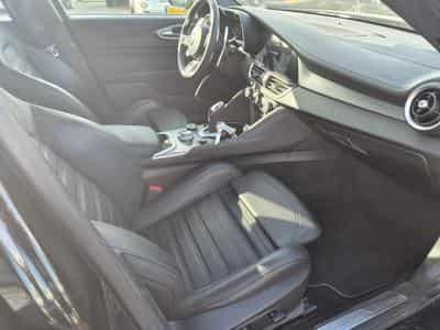Alfa-Romeo Giulia VELOCE 2.0 TURBO 16 V 280 CV (2023) - Photo 4