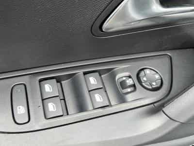 Peugeot 2008 1.2 100 ALLURE (2025) - Photo 12