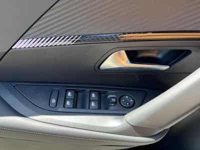 Peugeot 2008 1.2 HYBRID 145 ALLURE E-DCS6 (2025) - Photo 12