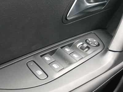 Peugeot 2008 1.2 100 ALLURE (2025) - Photo 11