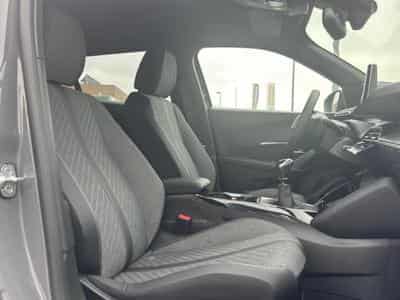 Peugeot 2008 1.2 100 ALLURE (2025) - Photo 13