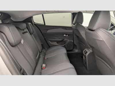 Peugeot 408 Hybrid 136 e-DCS6 Allure (2024) - Photo 10