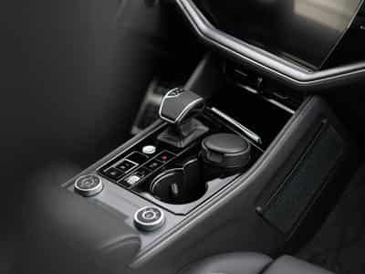 VW Touareg R-Line (2024) - Photo 12