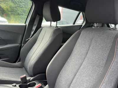Peugeot 2008 1.2 HYBRID 145 STYLE E-DCS6 (2025) - Photo 14