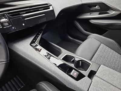 Peugeot 3008 1.2 Hybrid 145 E-DSC6 Allure (2025) - Photo 13