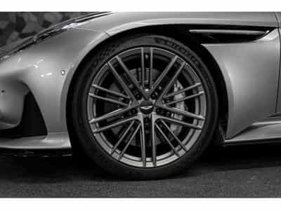 Aston-Martin DB12 V8 Twin Turbo - ALUMINITE SILVER (2024) - Photo 13