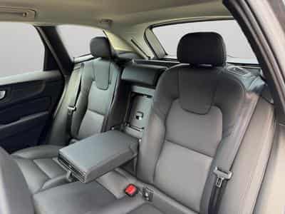 Volvo XC60 B5 Core AWD / Essence (2025) - Photo 13