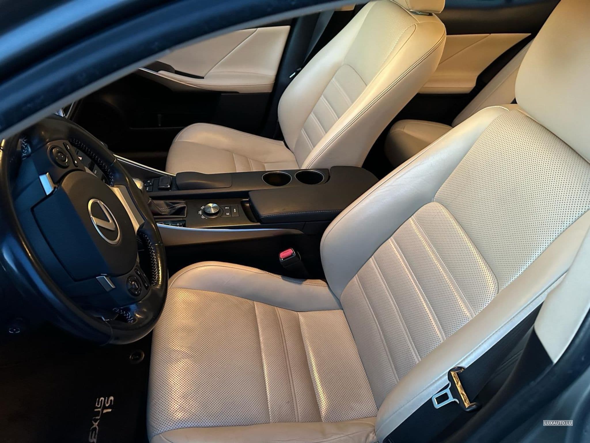 Lexus IS IS300 h Privilege LI (2015) - Photo 3