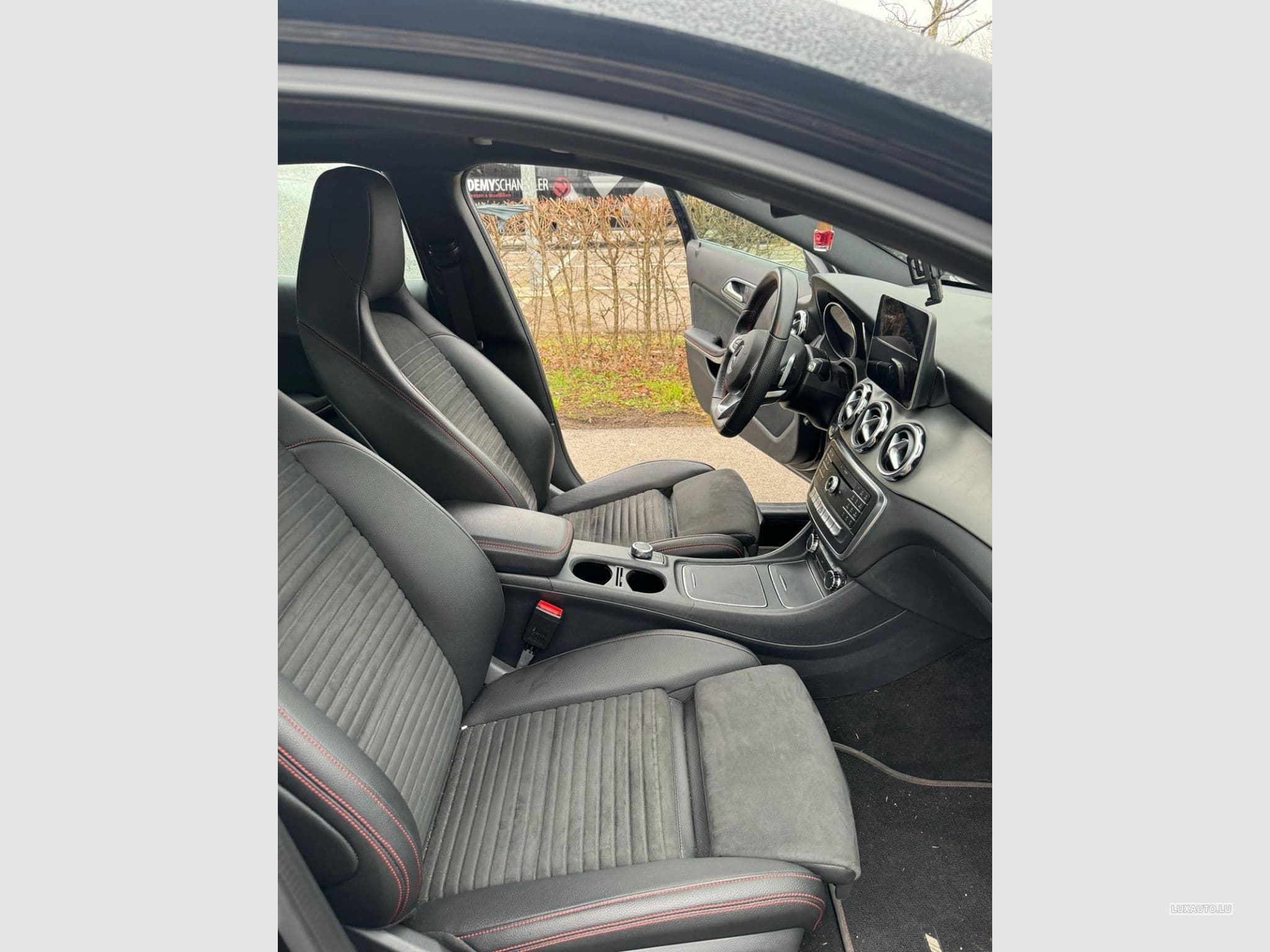 Mercedes GLA 180 Sporty Utilitiy AMG LINE (2019) - Photo 9