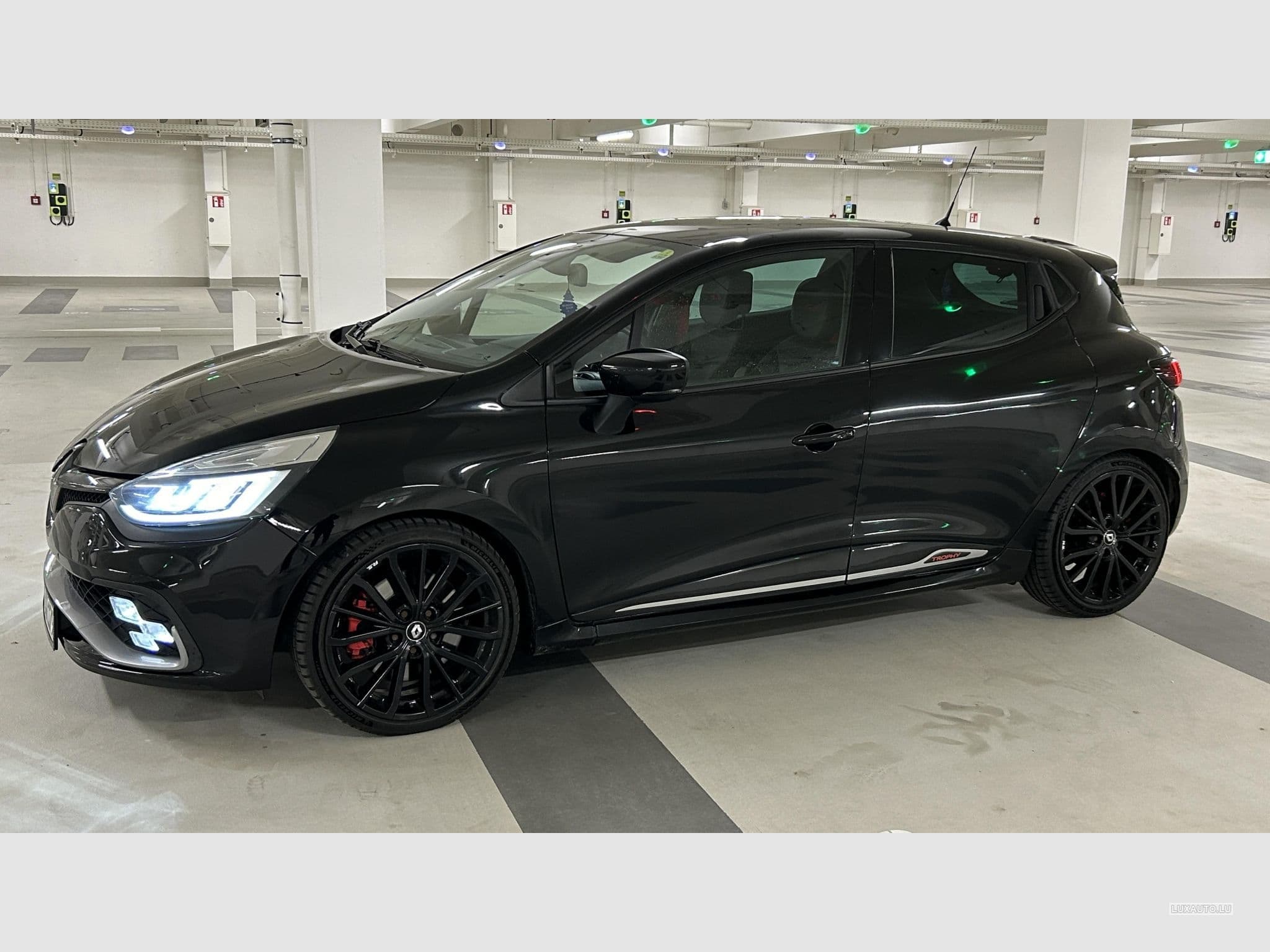 Renault Clio 4 RS TROPHY 220 AKRAPOVIC (2017) - Photo 1