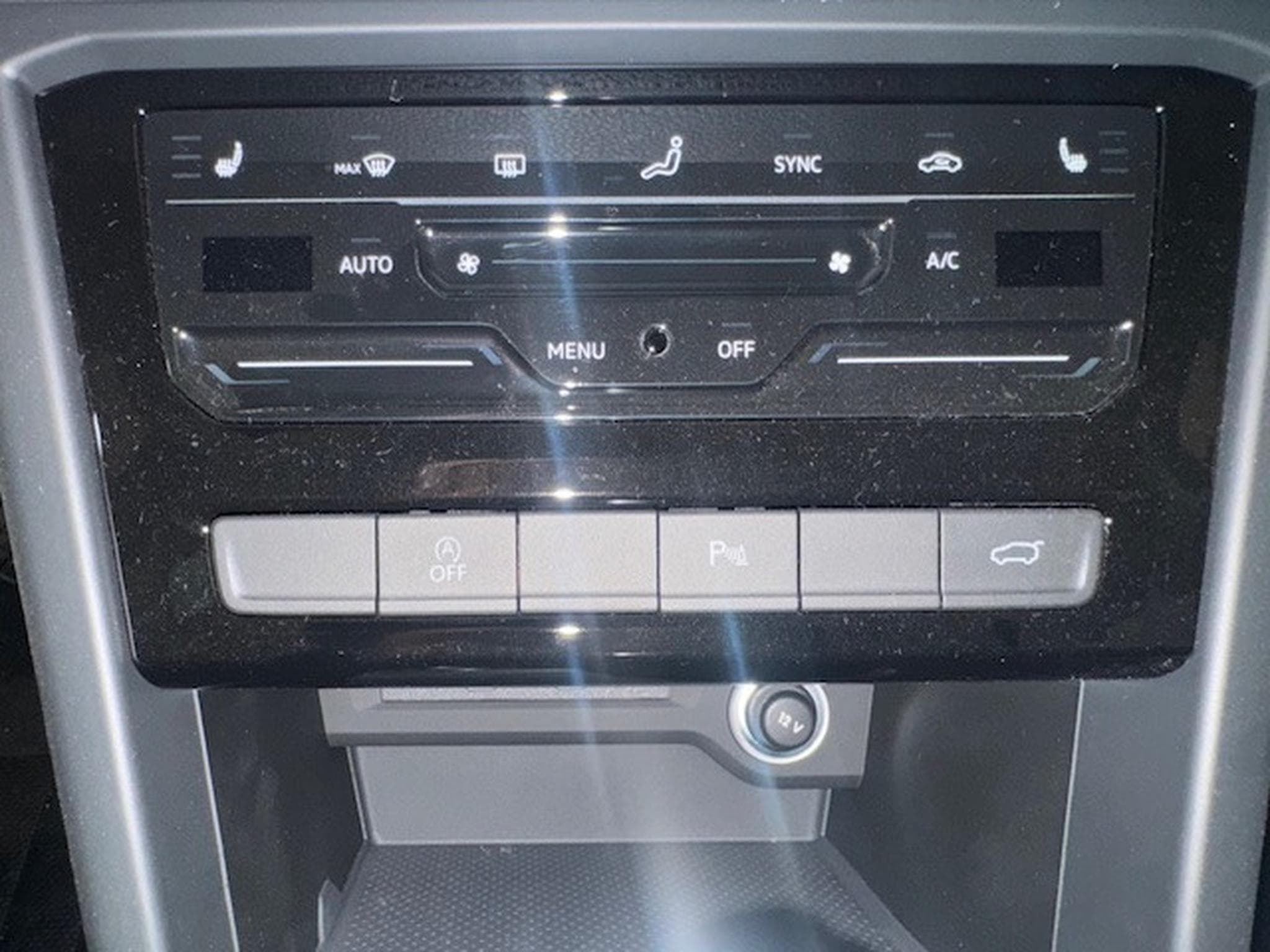 VW Touran VOLKSWAGEN TOURAN EN STOCK COMFORTLINE LED DSG ERGO SITZE SI (2024) - Photo 17