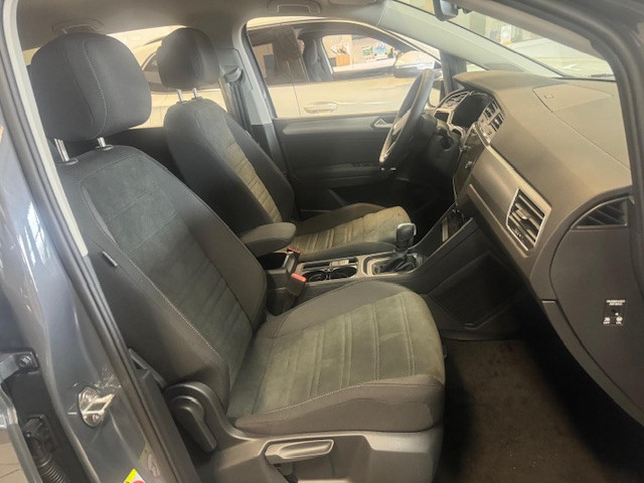 VW Touran VOLKSWAGEN TOURAN EN STOCK COMFORTLINE LED DSG ERGO SITZE SI (2024) - Photo 4