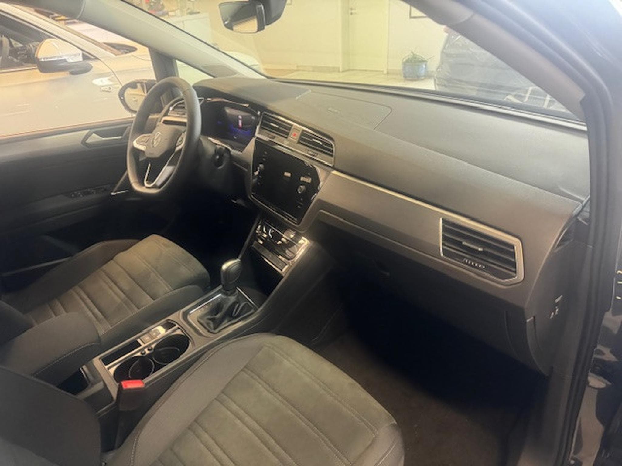 VW Touran VOLKSWAGEN TOURAN EN STOCK COMFORTLINE LED DSG ERGO SITZE SI (2024) - Photo 5