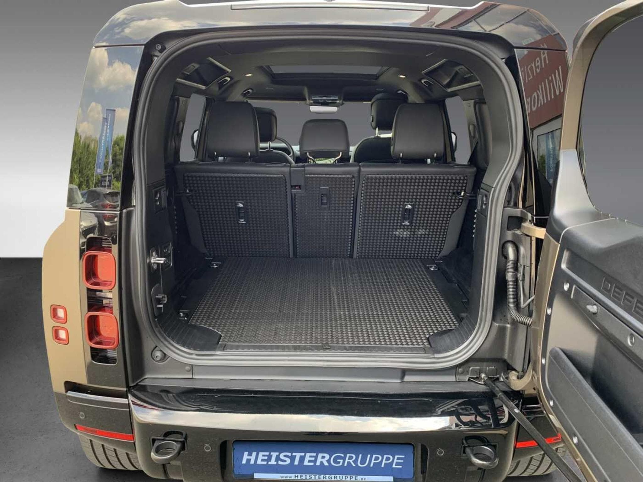 Land-Rover Defender D300 110 X-Dynamic HSE +22 ZOLL +MATT +AHK +BLACK PACK (2025) - Photo 11