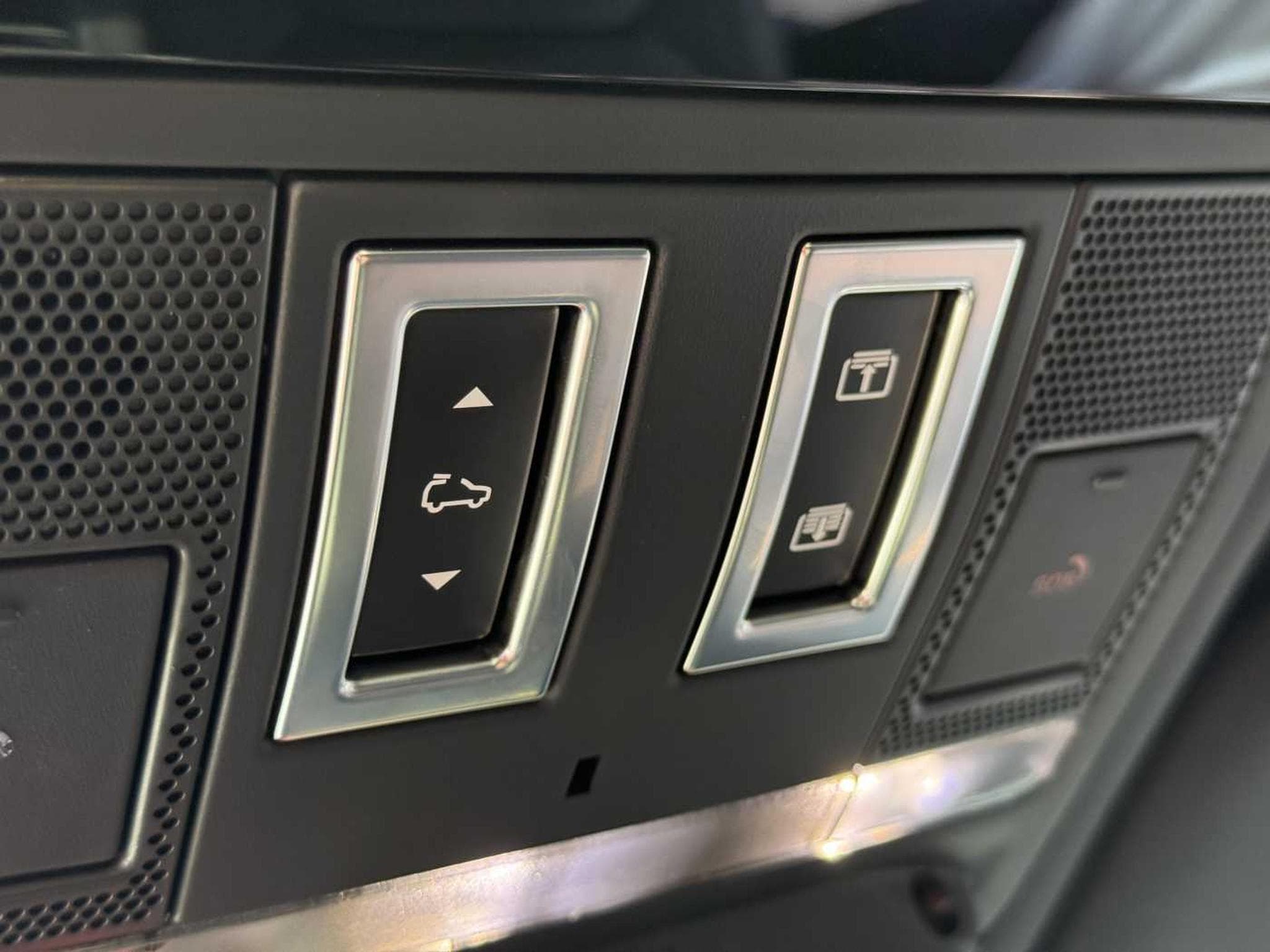 Land-Rover Defender D300 110 X-Dynamic HSE +22 ZOLL +MATT +AHK +BLACK PACK (2025) - Photo 13