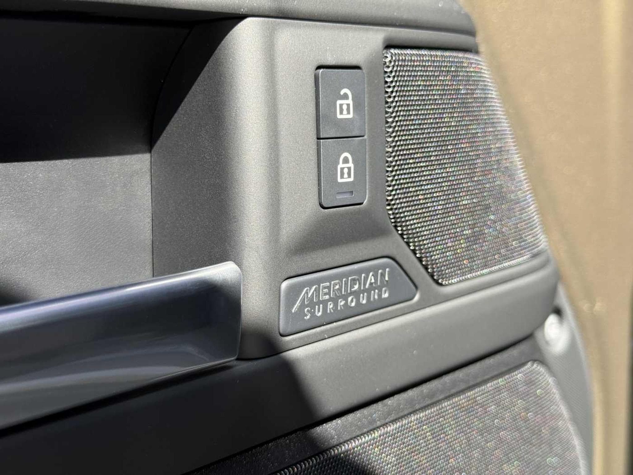 Land-Rover Defender D300 110 X-Dynamic HSE +22 ZOLL +MATT +AHK +BLACK PACK (2025) - Photo 16