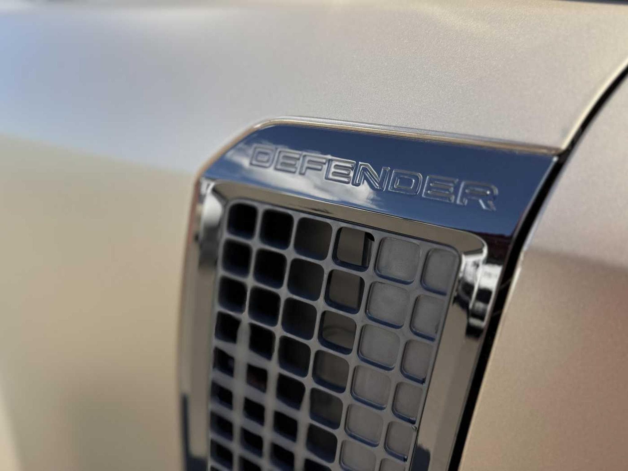 Land-Rover Defender D300 110 X-Dynamic HSE +22 ZOLL +MATT +AHK +BLACK PACK (2025) - Photo 17