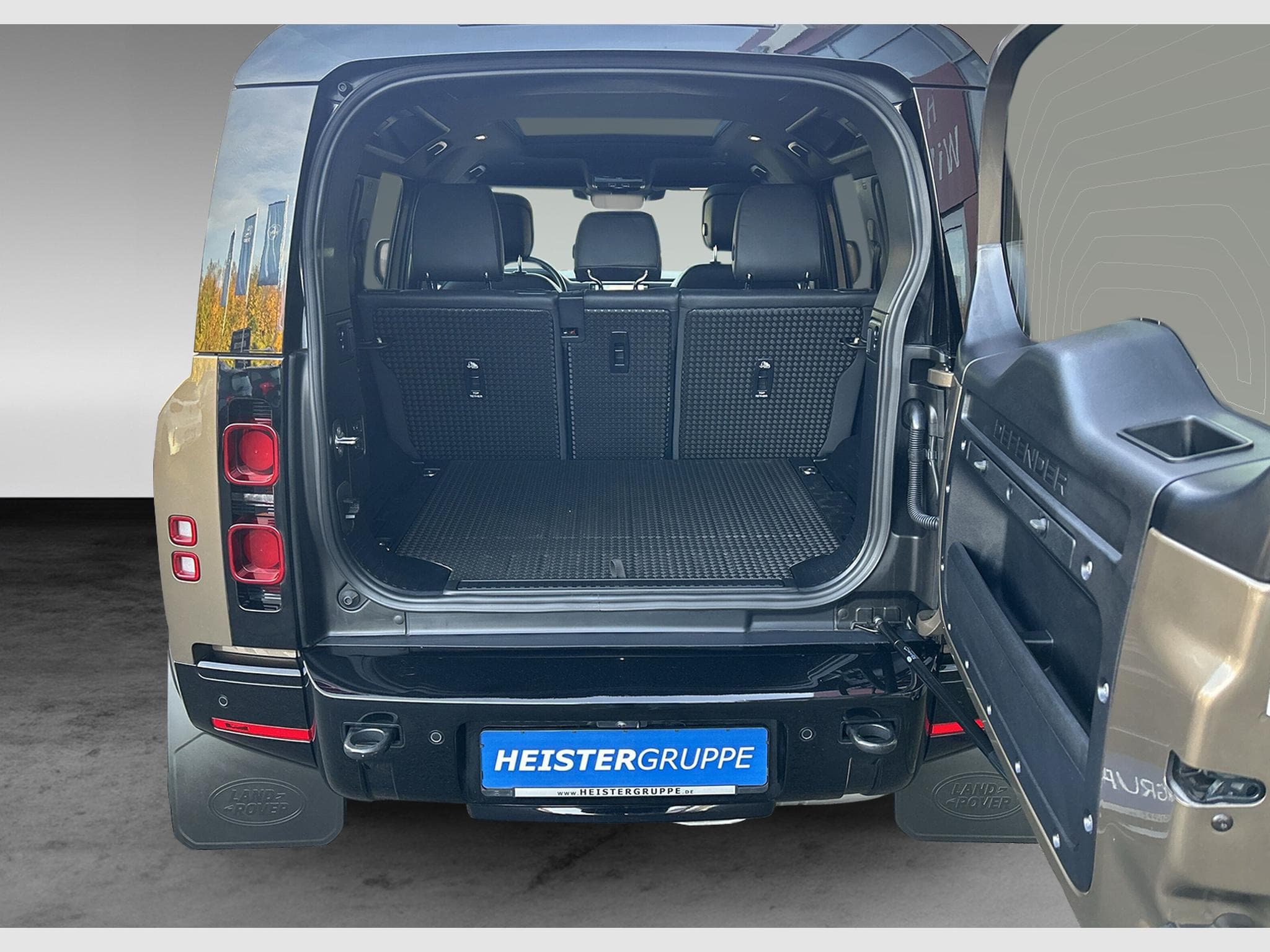 Land-Rover Defender 3.0 D300 X-Dynamic HSE +AHK +PANORAMADACH (2024) - Photo 11