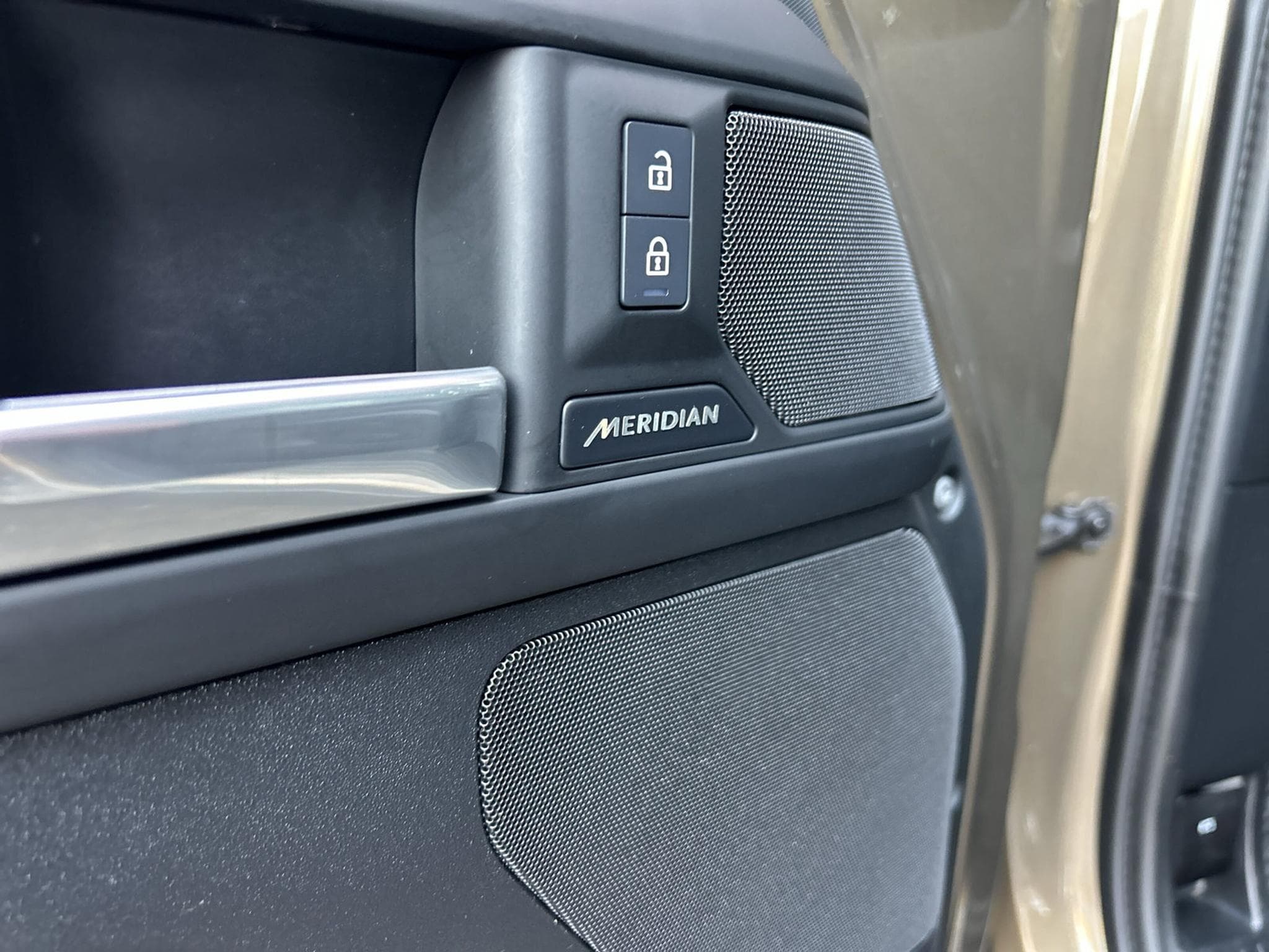 Land-Rover Defender 3.0 D300 X-Dynamic HSE +AHK +PANORAMADACH (2024) - Photo 13