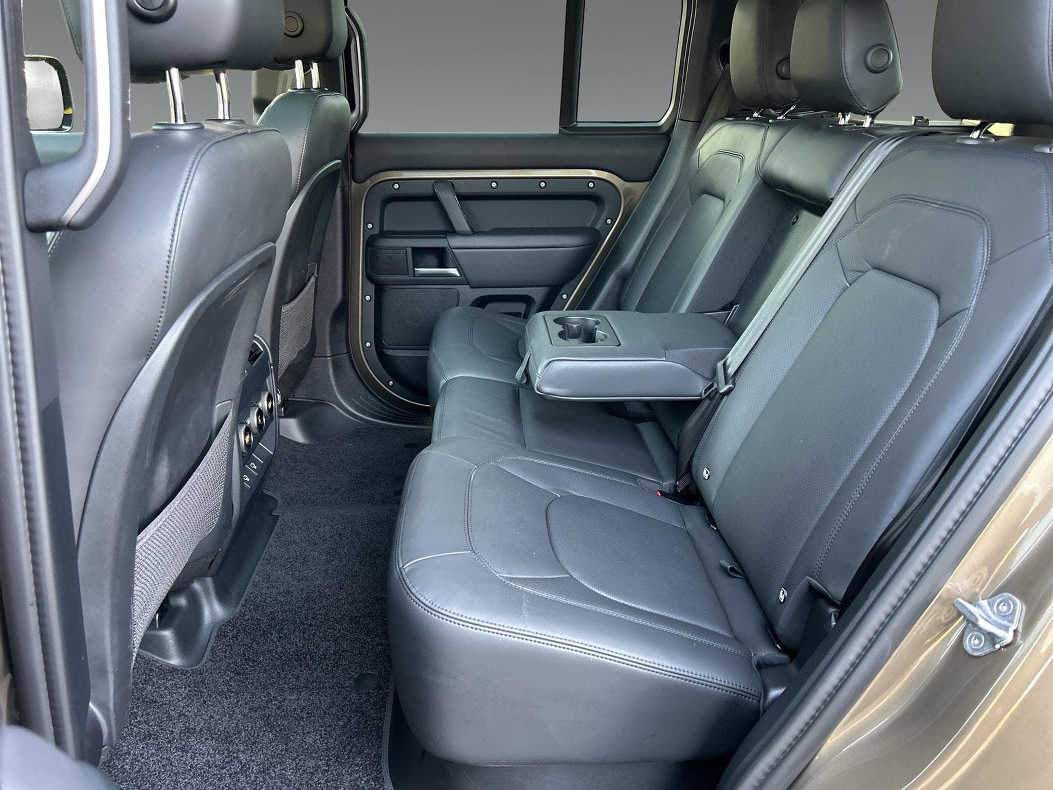 Land-Rover Defender 3.0 D300 X-Dynamic HSE +AHK +PANORAMADACH (2024) - Photo 8