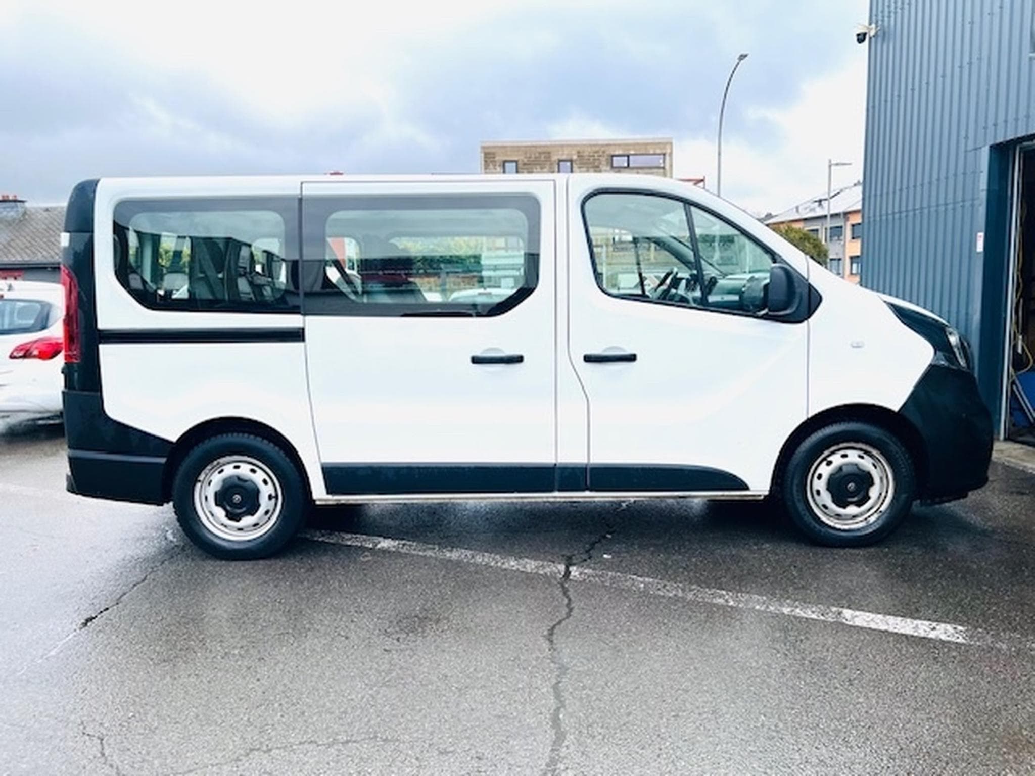 Opel Vivaro 1,6 DCI BITURBO 125 CV 9 places (2018) - Photo 2