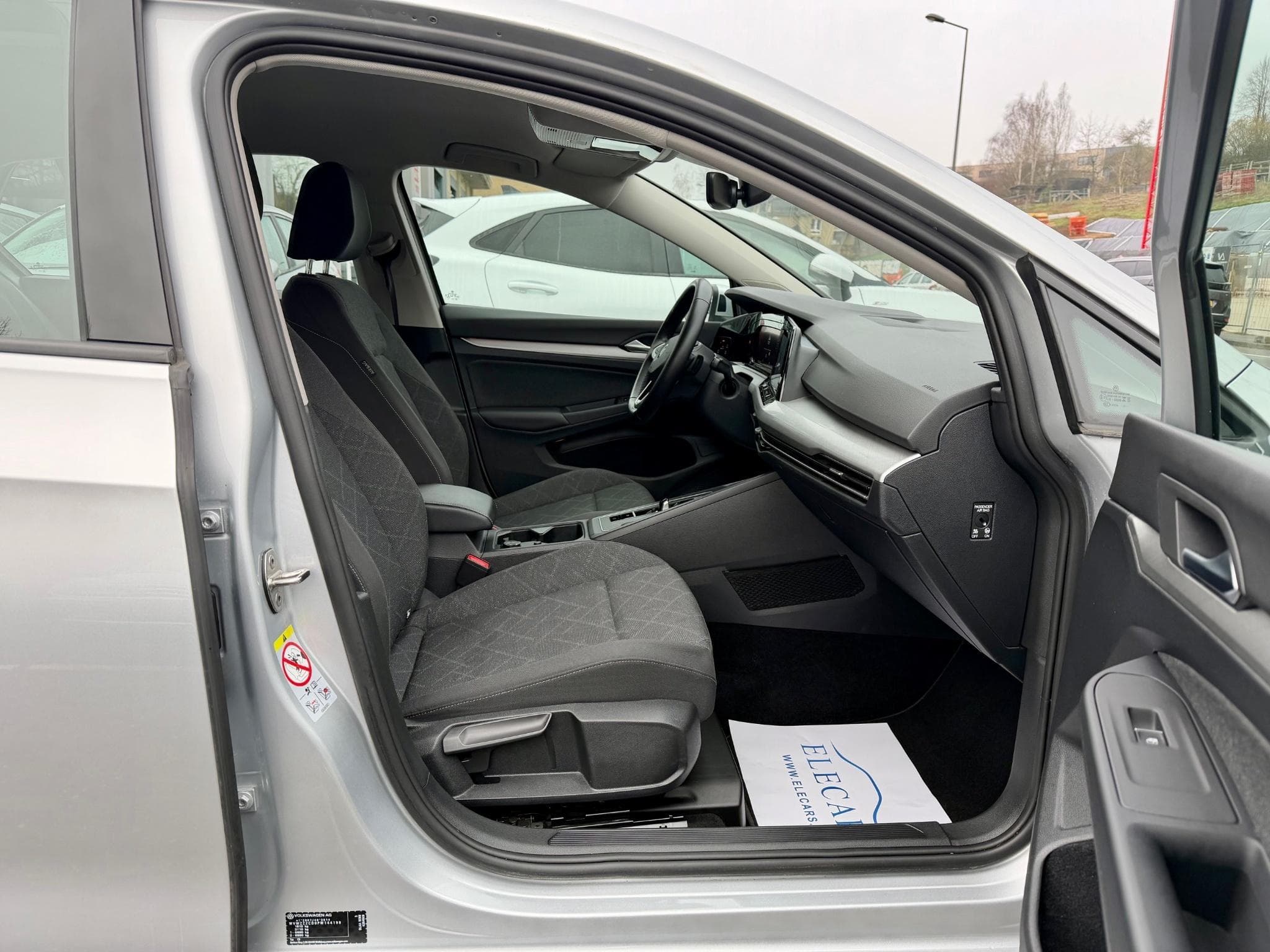 VW Golf VIII 1.0 eTSI 110 DSG7 Life NAVI/CAM/VIRTUAL (2023) - Photo 9