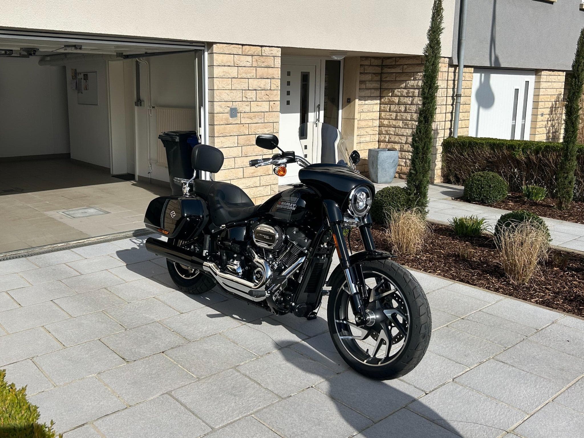 Harley-Davidson Softail Sport Glide 107 Ci M8 (2025) - Photo 3