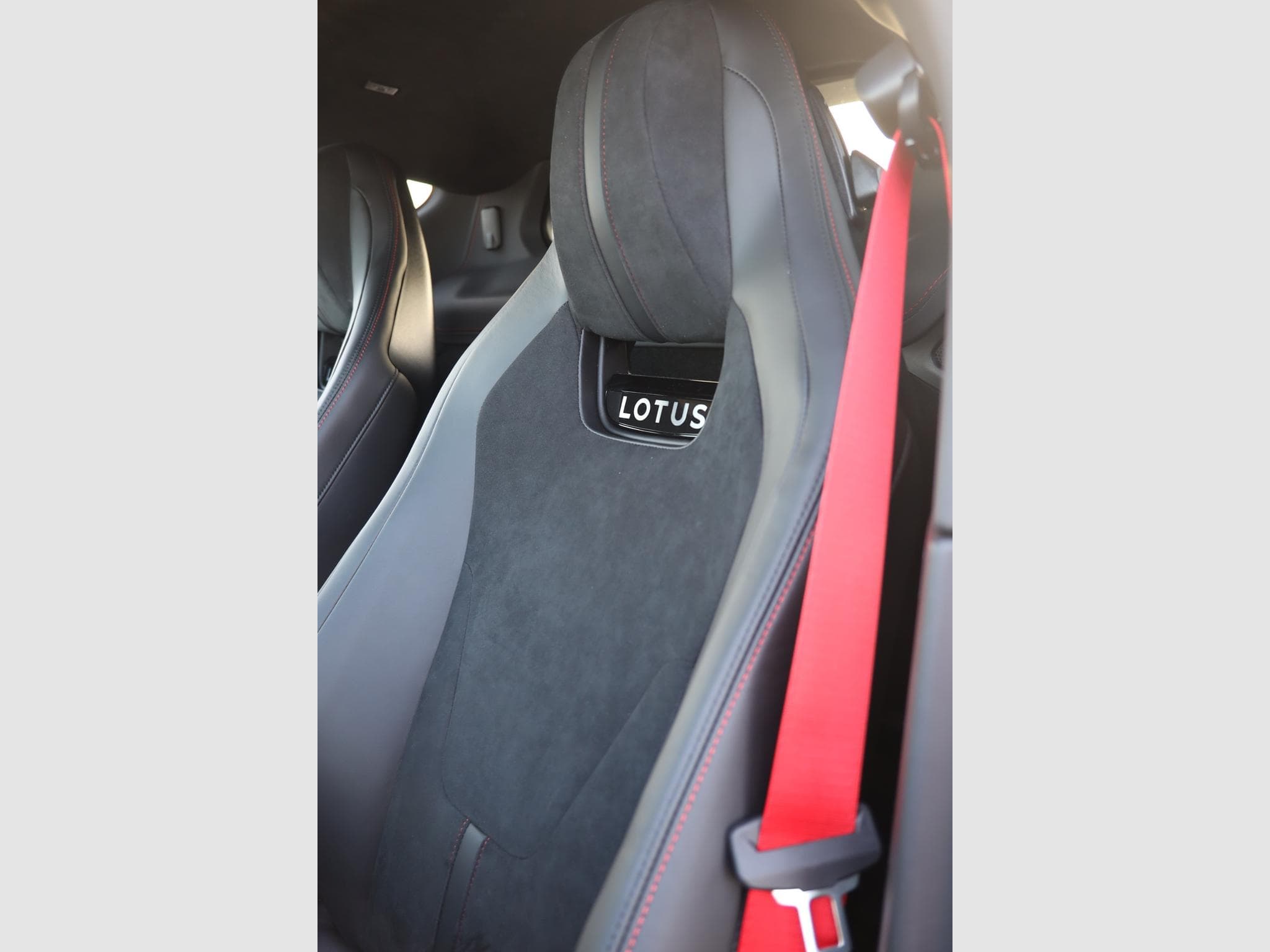 Lotus Emira Turbo SE (2026) - Photo 12