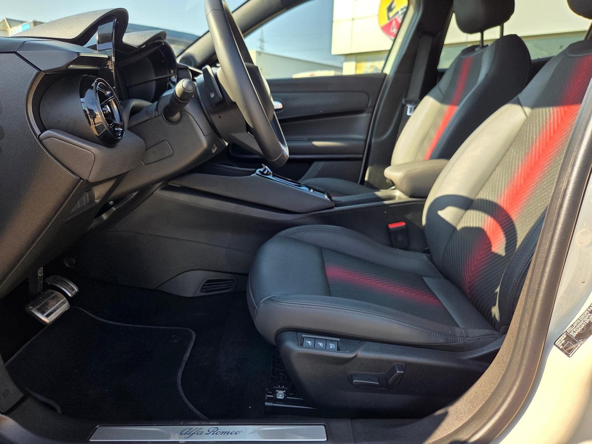 Alfa-Romeo Junior SPECIALE 1.2 HYBRID 145 DCT6 (2025) - Photo 8