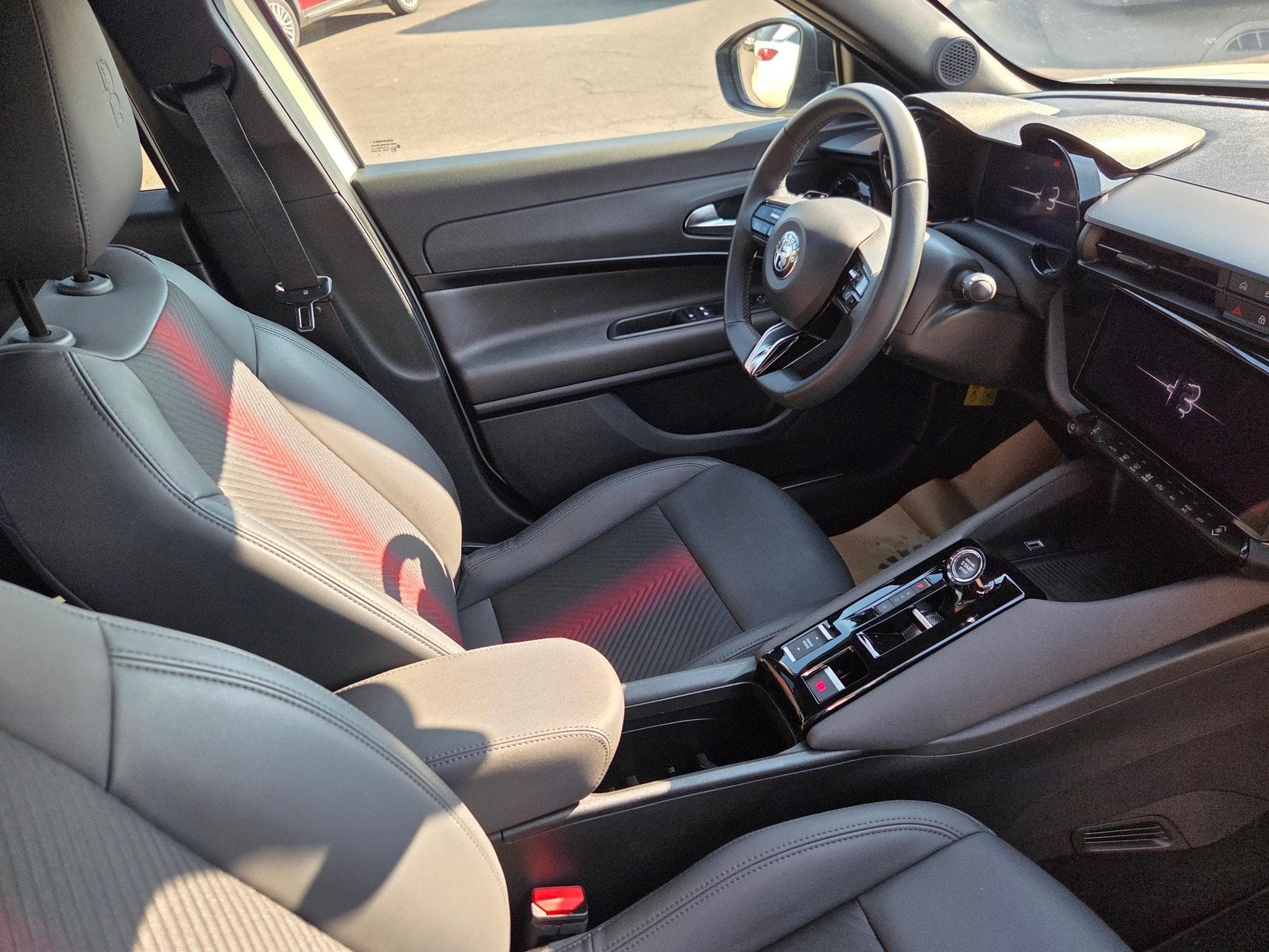 Alfa-Romeo Junior SPECIALE 1.2 HYBRID 145 DCT6 (2025) - Photo 14