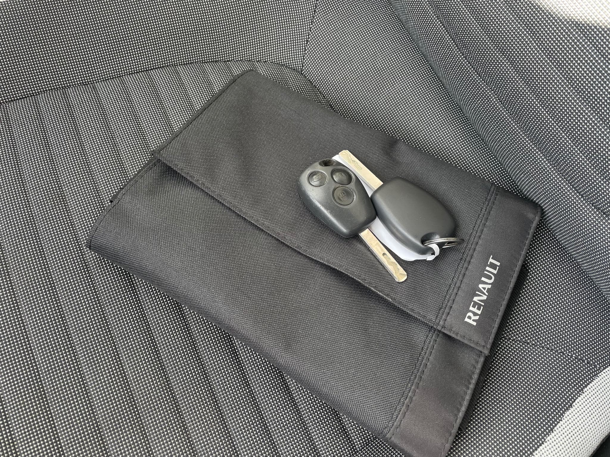 Renault Twingo Twingo1.0/Full service/Clima/63773KM!! (2015) - Photo 22