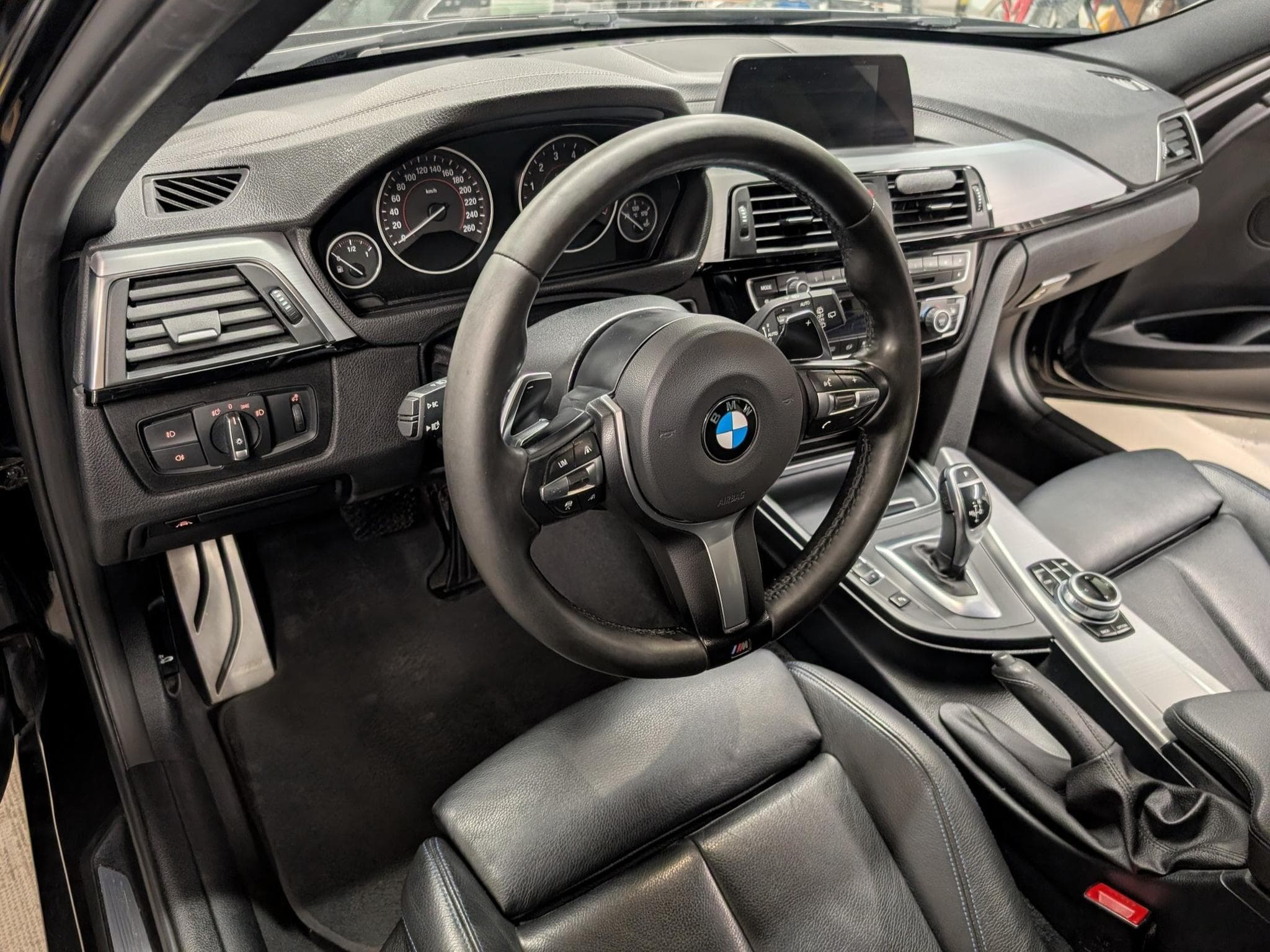 BMW 330 M-Sportpaket (2017) - Photo 8