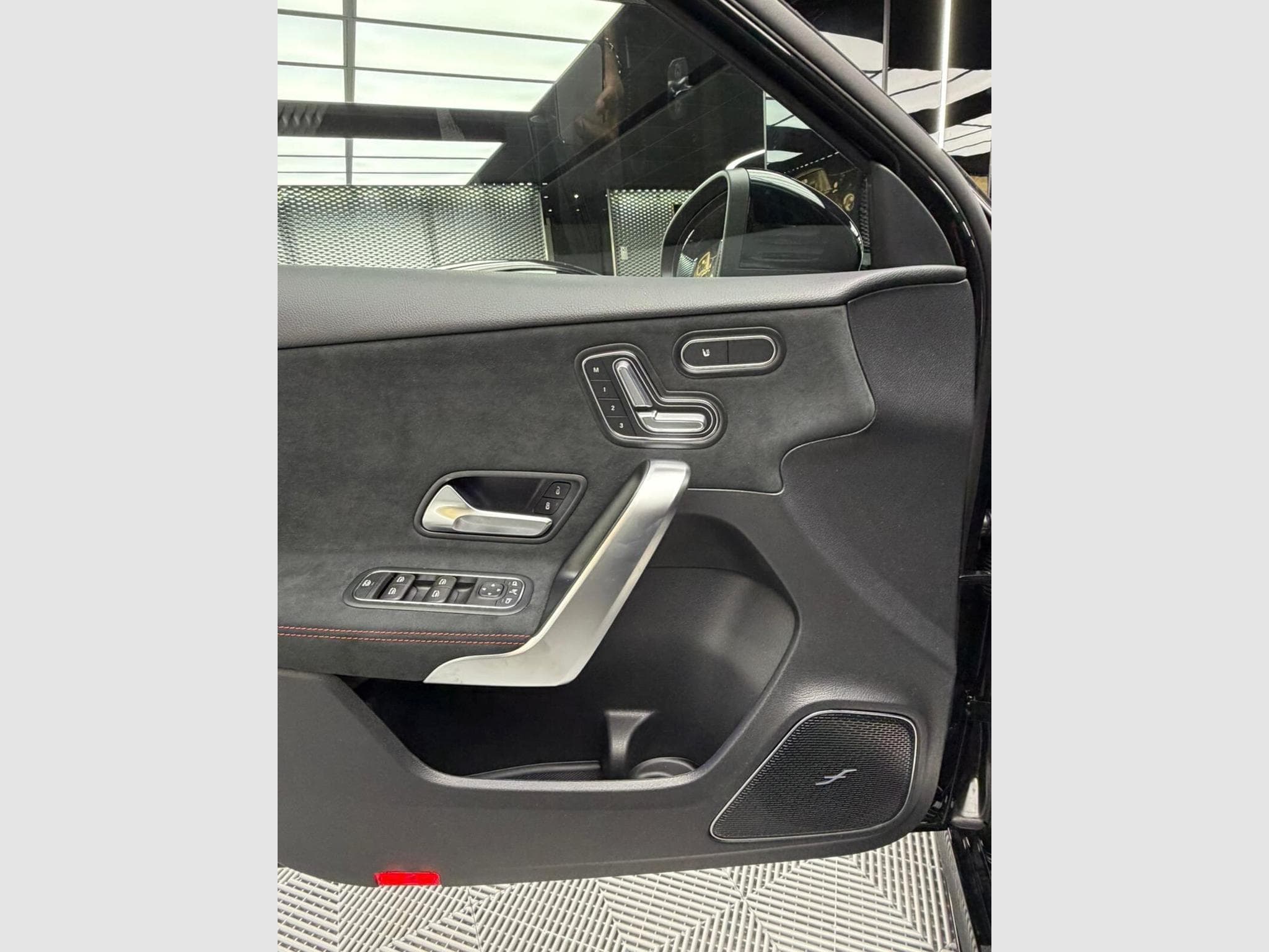 Mercedes A 200 D NEW AMG Line Pano 360 Burmester 19' Full Black (2026) - Photo 15